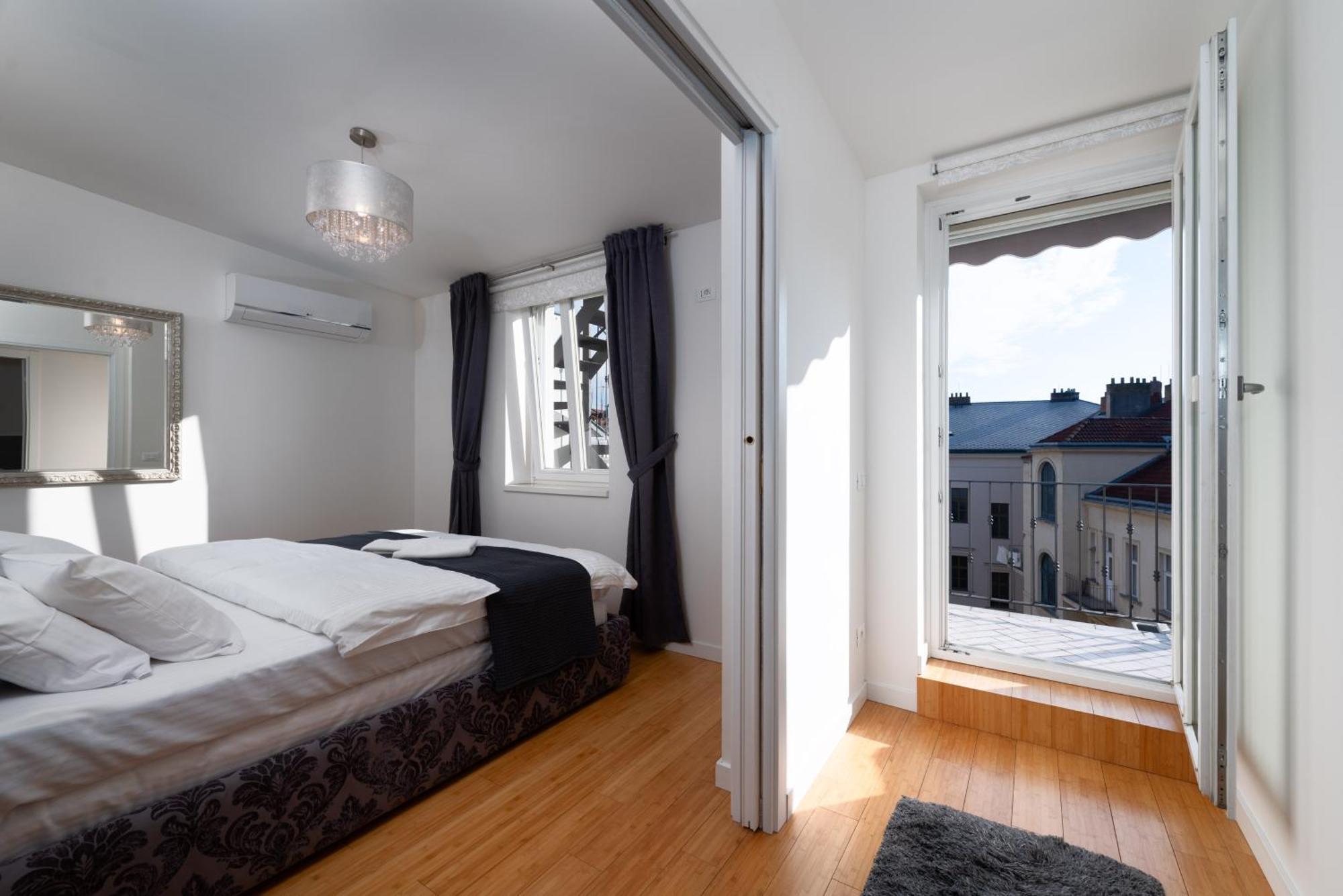 Two-Level Apart With A Terrace Near The Vltava River Prága Kültér fotó